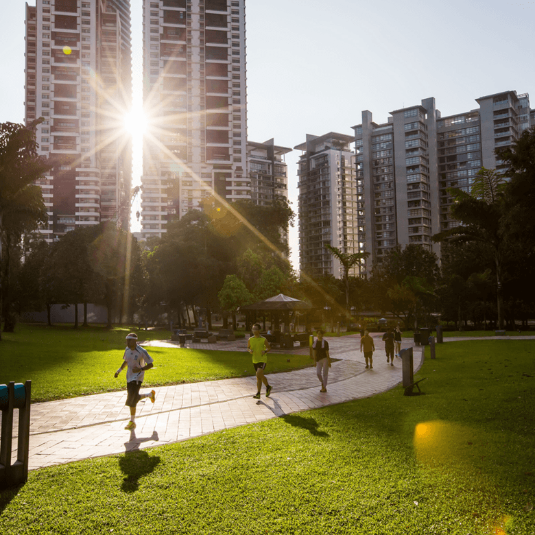 © Adobestock Tomasz Zajda People Are Jogging In The Morning In City Park