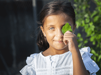 ©Adobstock Alvaro A Seven Year Old Girl With Green Eyes Poses Happily With A Leaf Of A Tree Over Her Eye (1)