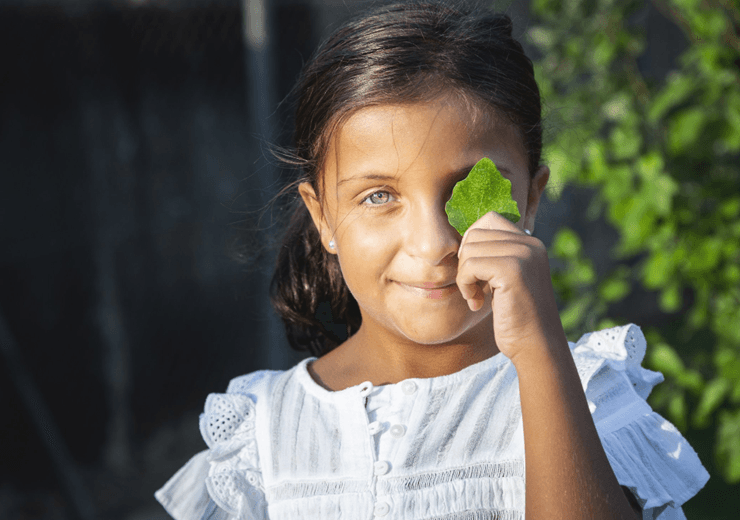 ©Adobstock Alvaro A Seven Year Old Girl With Green Eyes Poses Happily With A Leaf Of A Tree Over Her Eye (1)